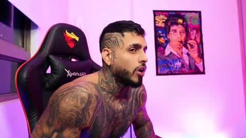 logan_hugh8 online show from October 16, 1:06 am