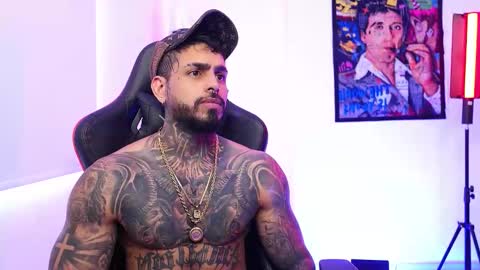 logan_hugh8 online show from November 17, 7:19 pm