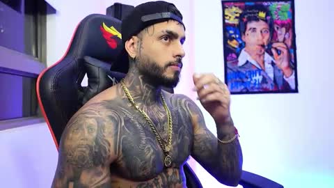 logan_hugh8 online show from December 14, 3:45 am