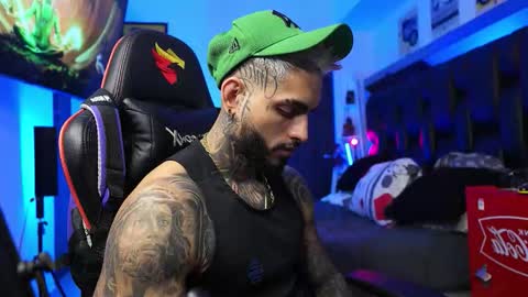 logan_hugh8 online show from February 7, 3:43 am