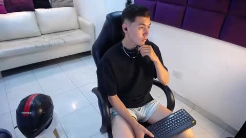 Loganfoster  online show from December 22, 8:39 pm