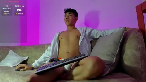 logantwink18 online show from November 15, 7:21 pm