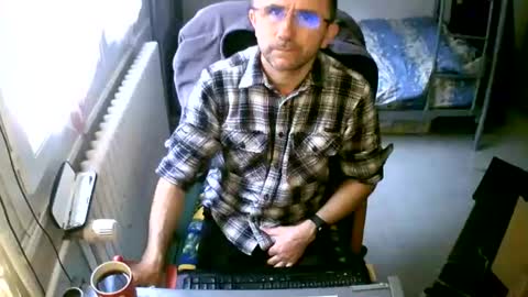 Snapshot of lokoum39 chatting on December 2, 11:01 am lokoum39 online show from December 2, 11:01 am