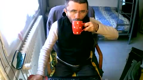 Snapshot of lokoum39 chatting on December 12, 11:18 am lokoum39 online show from December 12, 11:18 am