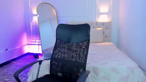 Snapshot of lola_red956680 chatting on July 28, 7:39 pm lola red online show from July 28, 7:39 pm