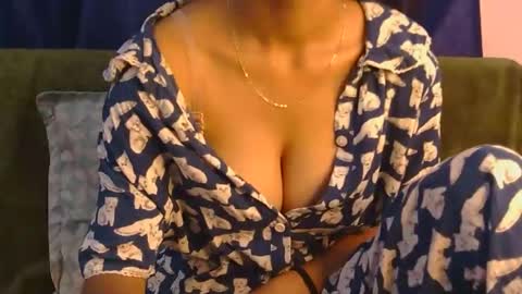 Snapshot of lolaa_darling chatting on May 3, 5:35 am lolaa online show from May 3, 5:35 am