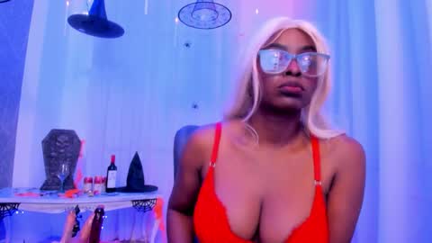 lola online show from October 31, 9:16 pm