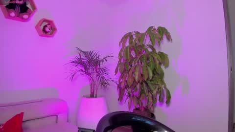 Snapshot of lolaleah_ chatting on July 6, 10:34 pm Lola online show from July 6, 10:34 pm