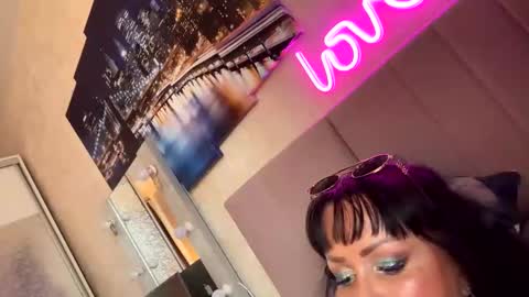 Snapshot of lolaley2 chatting on October 15, 8:25 am Lolaley2 online show from October 15, 8:25 am