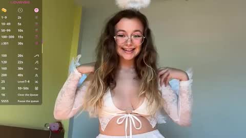 Snapshot of lolatheangel chatting on November 9, 4:33 am Lolatheangel online show from November 9, 4:33 am