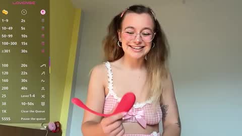 Snapshot of lolatheangel chatting on November 18, 5:56 am Lolatheangel online show from November 18, 5:56 am