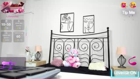 Snapshot of lollavibes chatting on December 16, 6:18 am Lolla online show from December 16, 6:18 am