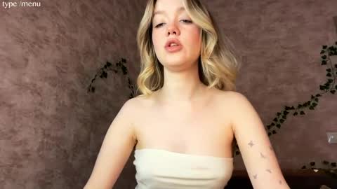 Mia online show from April 18, 8:18 am