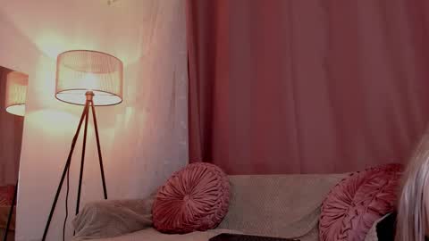 Lolly  online show from November 18, 7:24 am