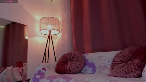 Snapshot of lolly_js_ chatting on December 17, 7:36 am Lolly online show from December 17, 7:36 am