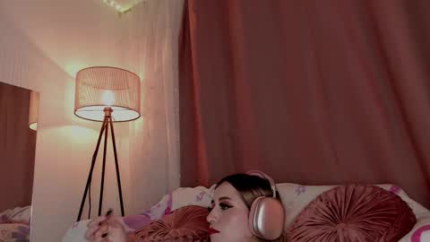 Snapshot of lolly_js_ chatting on December 23, 5:49 am Lolly online show from December 23, 5:49 am