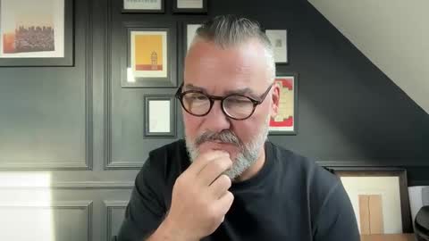 Snapshot of londongent2023 chatting on October 9, 8:34 am EnglishBear online show from October 9, 8:34 am