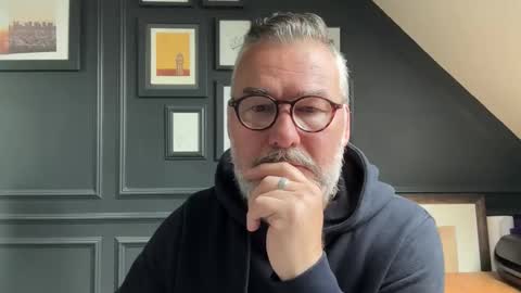 Snapshot of londongent2023 chatting on June 4, 8:20 am EnglishBear online show from June 4, 8:20 am