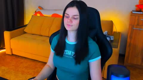 Snapshot of lora_cain chatting on January 15, 1:45 am Lora Cain online show from January 15, 1:45 am