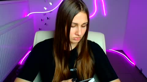 Snapshot of lora_kisses chatting on July 24, 6:11 am Lora online show from July 24, 6:11 am