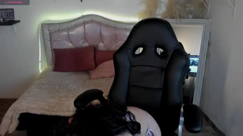 Snapshot of loraine_1 chatting on December 18, 8:57 pm loraine online show from December 18, 8:57 pm