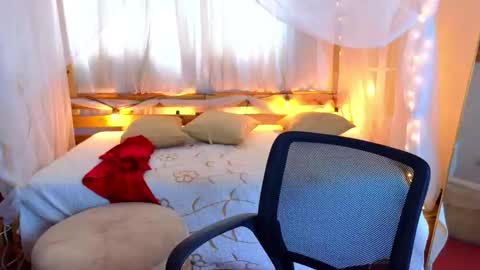 loreanis online show from October 29, 9:05 pm