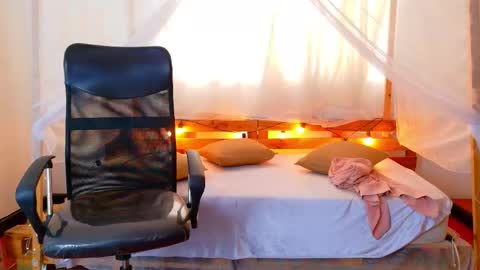 Snapshot of loreaniss chatting on February 13, 9:33 pm loreanis online show from February 13, 9:33 pm