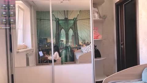 Snapshot of loreeluben chatting on October 25, 9:28 am Olivia online show from October 25, 9:28 am