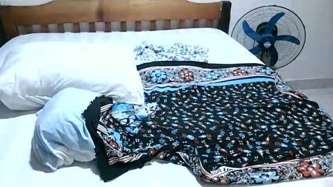 Snapshot of loreencutie chatting on December 3, 8:07 pm loreen online show from December 3, 8:07 pm