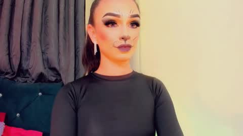 lesly lorena online show from October 28, 3:43 am