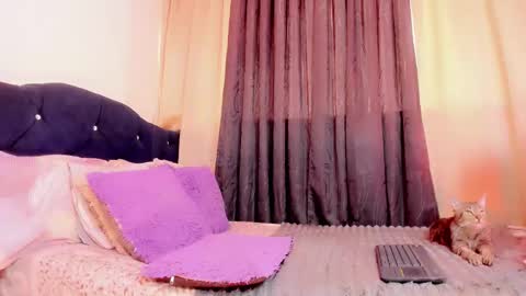 lesly lorena online show from March 4, 8:59 pm