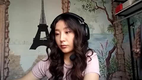 Snapshot of lorenelanosa chatting on December 1, 9:25 am Sofia online show from December 1, 9:25 am