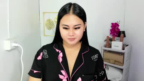 Snapshot of lorenpage_love chatting on October 10, 5:39 am LOREN online show from October 10, 5:39 am