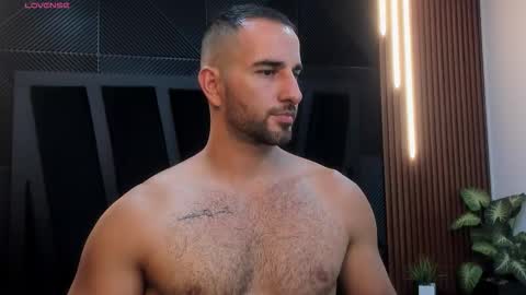  L O R E N Z O  Thumbs Up help  online show from December 5, 5:20 pm