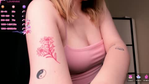 Snapshot of lorettacarnley chatting on January 7, 9:25 pm Alice online show from January 7, 9:25 pm
