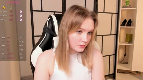 Snapshot of lorettacarnley chatting on February 2, 1:45 am Alice online show from February 2, 1:45 am