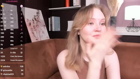 Snapshot of lorettacarnley chatting on February 26, 1:32 am Alice online show from February 26, 1:32 am