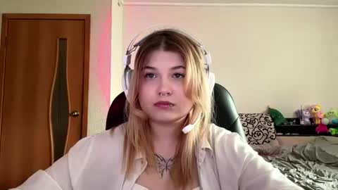 Snapshot of lorrainepurkiss chatting on June 17, 8:39 am Stasha online show from June 17, 8:39 am