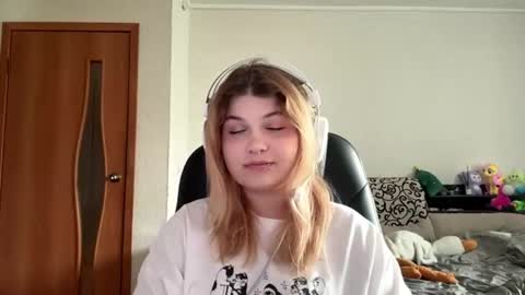Snapshot of lorrainepurkiss chatting on June 19, 7:01 am Stasha online show from June 19, 7:01 am