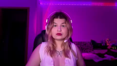 Snapshot of lorrainepurkiss chatting on June 22, 1:19 pm Stasha online show from June 22, 1:19 pm