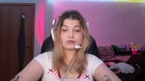 Snapshot of lorrainepurkiss chatting on June 29, 10:15 am Stasha online show from June 29, 10:15 am