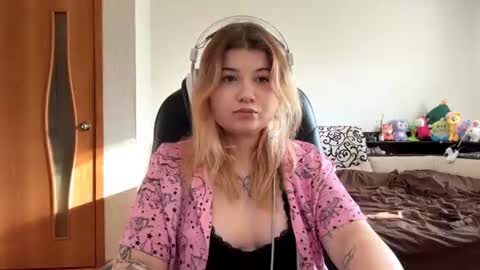 Snapshot of lorrainepurkiss chatting on July 13, 9:01 am Stasha online show from July 13, 9:01 am