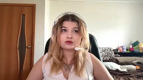 Snapshot of lorrainepurkiss chatting on July 14, 2:05 am Stasha online show from July 14, 2:05 am