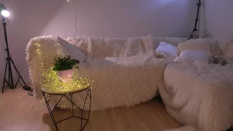 Lorrie online show from February 20, 9:32 am