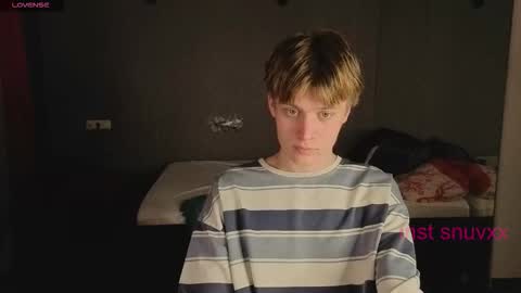 Snapshot of louie_evans chatting on October 10, 3:49 am louie_evans online show from October 10, 3:49 am