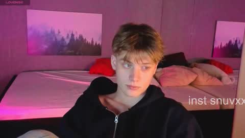 Snapshot of louie_evans chatting on November 17, 3:51 pm louie_evans online show from November 17, 3:51 pm