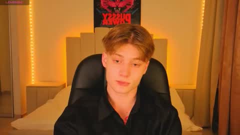 Snapshot of louie_evans chatting on November 18, 8:46 pm louie_evans online show from November 18, 8:46 pm