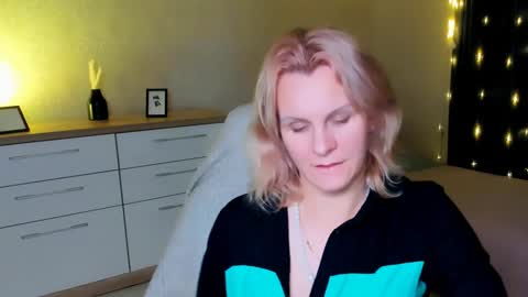 Snapshot of louisa_bay chatting on December 6, 7:12 pm Louisa online show from December 6, 7:12 pm