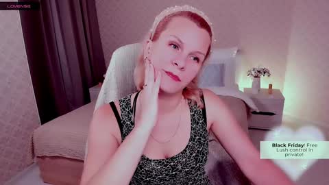 Snapshot of louisa_bay chatting on December 8, 2:52 pm Louisa online show from December 8, 2:52 pm