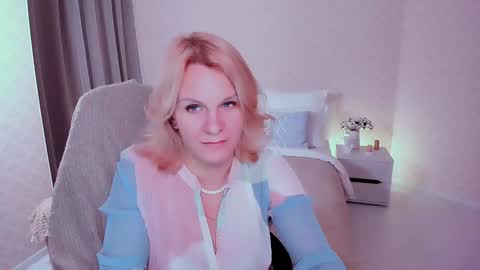 Snapshot of louisa_bay chatting on December 14, 10:56 am Louisa online show from December 14, 10:56 am